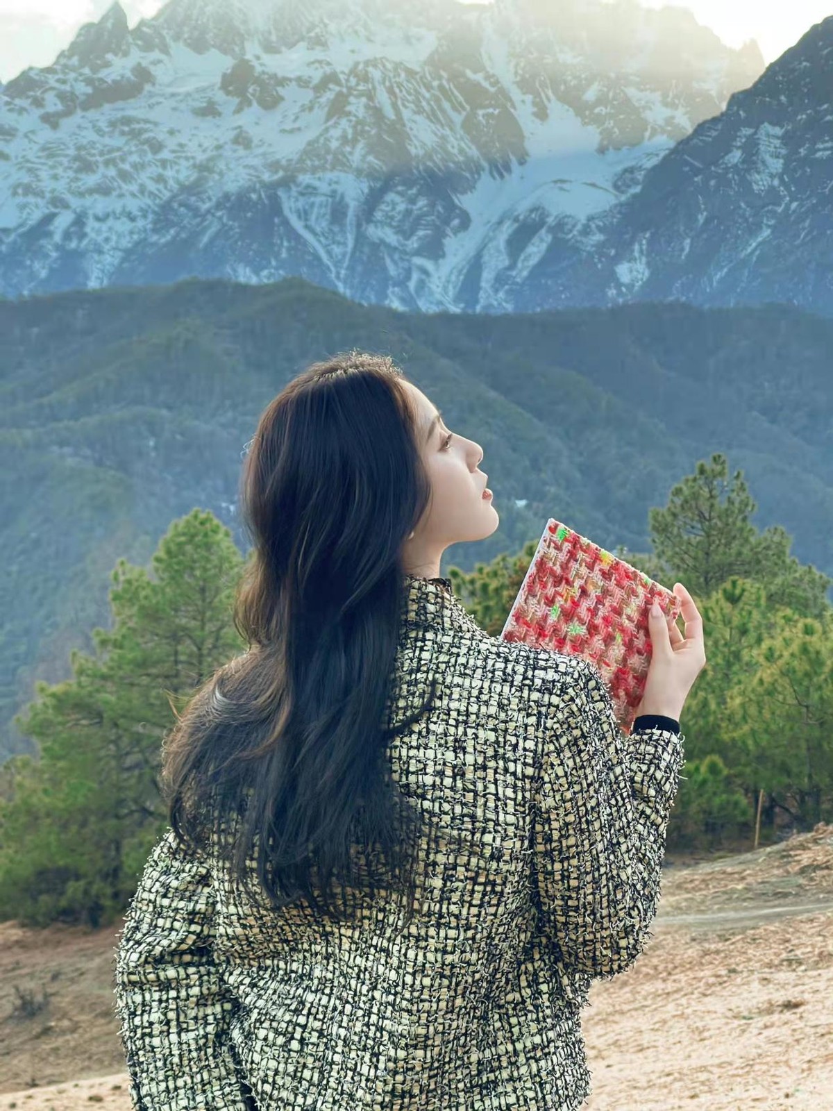 刘诗诗跟香奈儿真绝配！穿中国红配黑皮衣造型封神，搞事业后超美