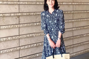 优雅到骨子里的日本妈妈：穿衣简单不扮嫩，却把50岁穿成30岁