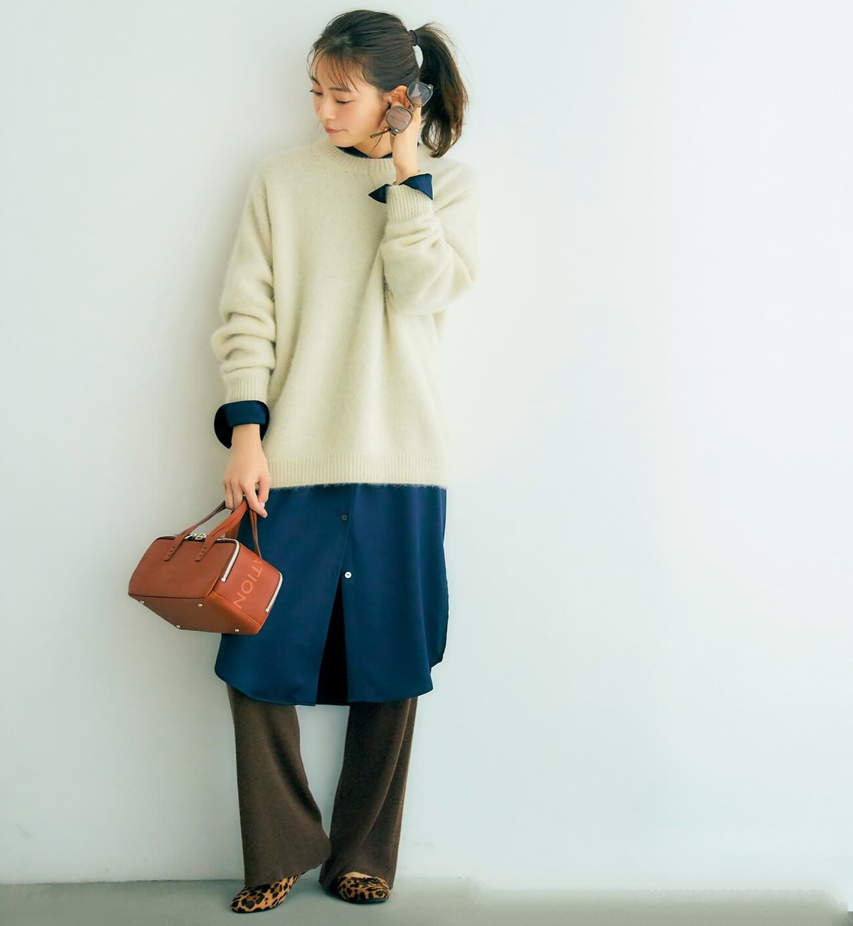 日系流行穿搭惊艳，叫“裙子+长裤”法，别说，还挺显高又时髦
