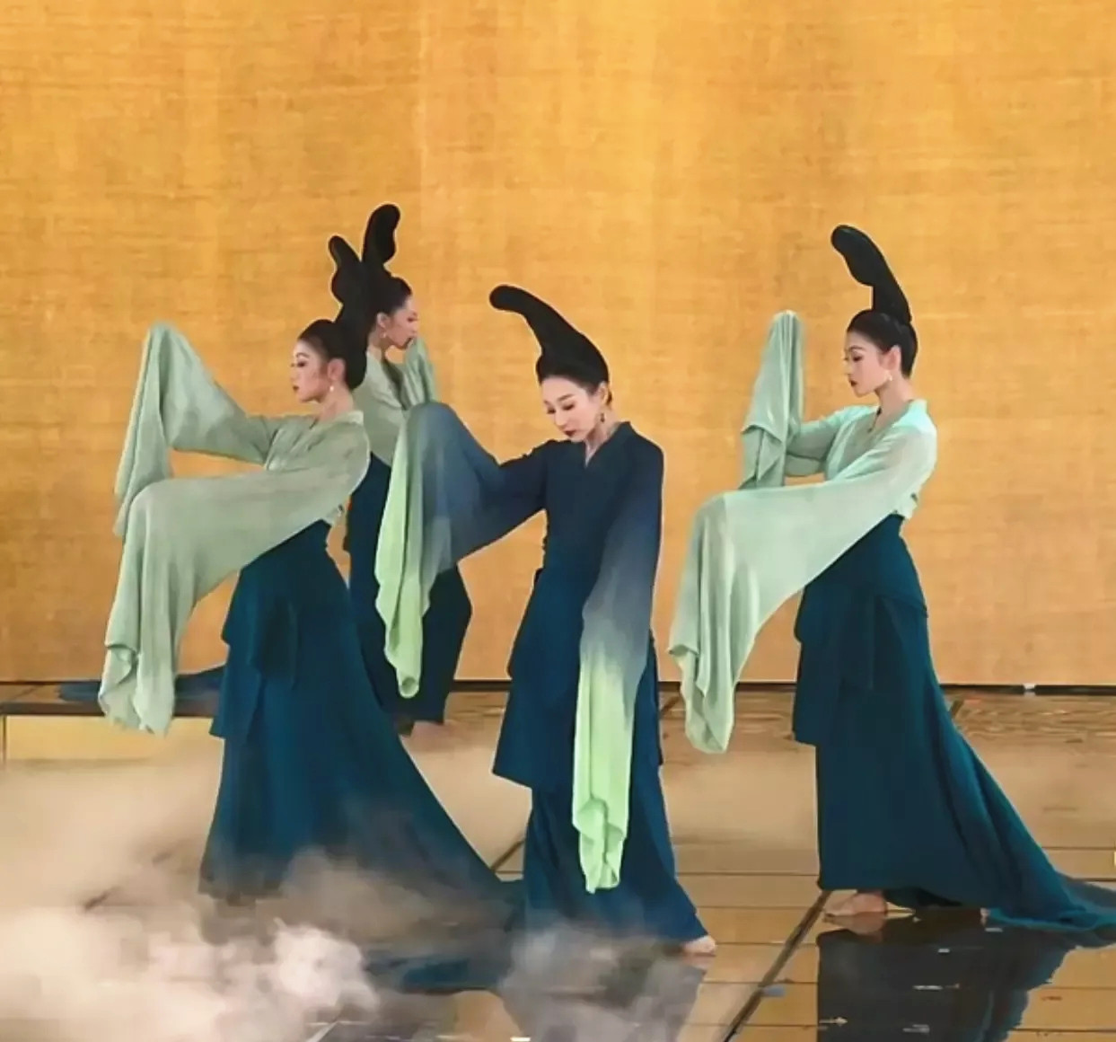 春晚国风舞刷屏，无可替代的国潮力量——孟庆旸《只此青绿》