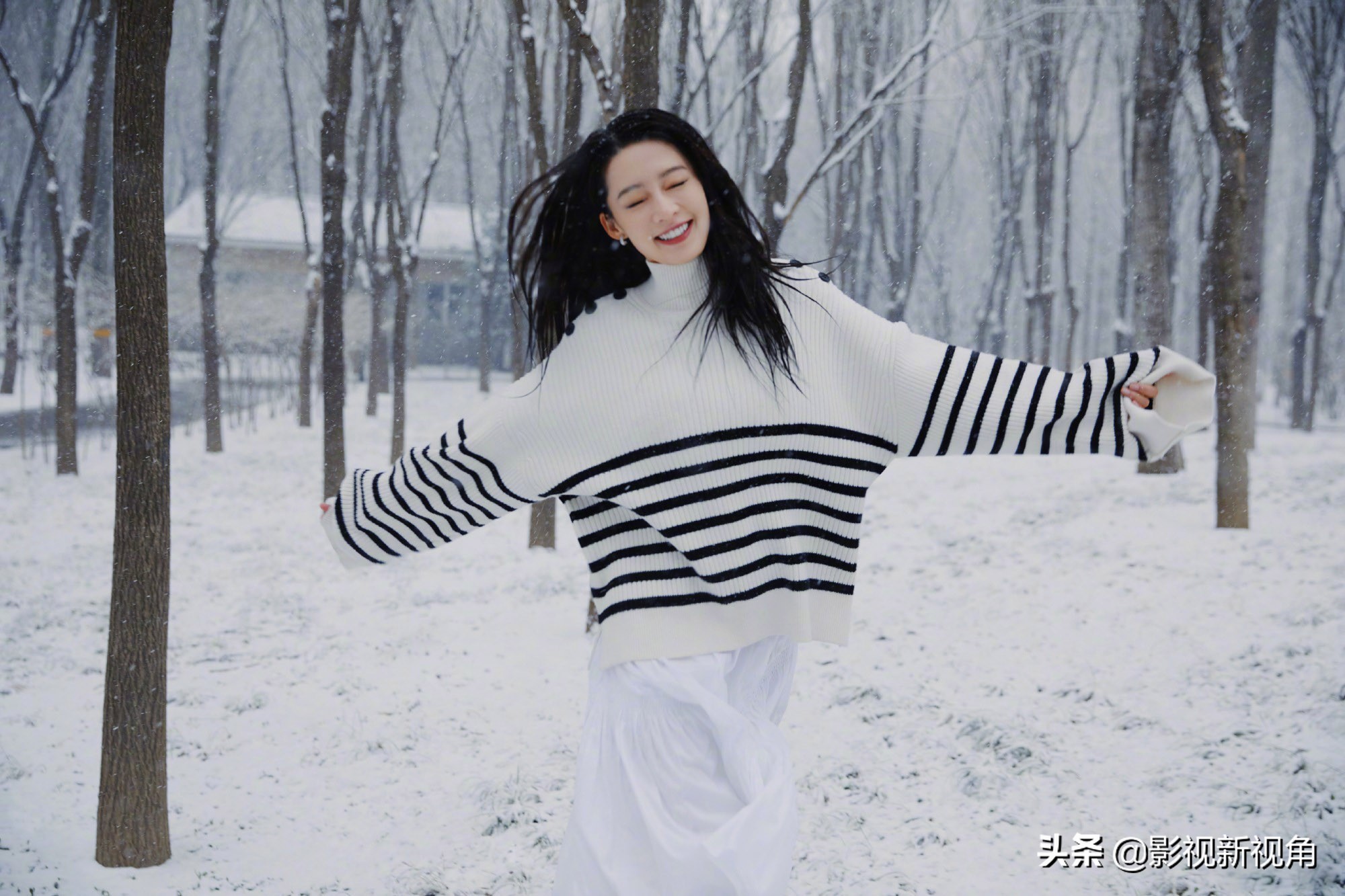李沁站在雪中拍照，穿针织衫搭配半身裙，视觉效果不输国际大片