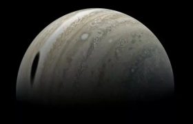 神秘力量降临太阳系？美国探测器在木星表面拍到巨大黑影