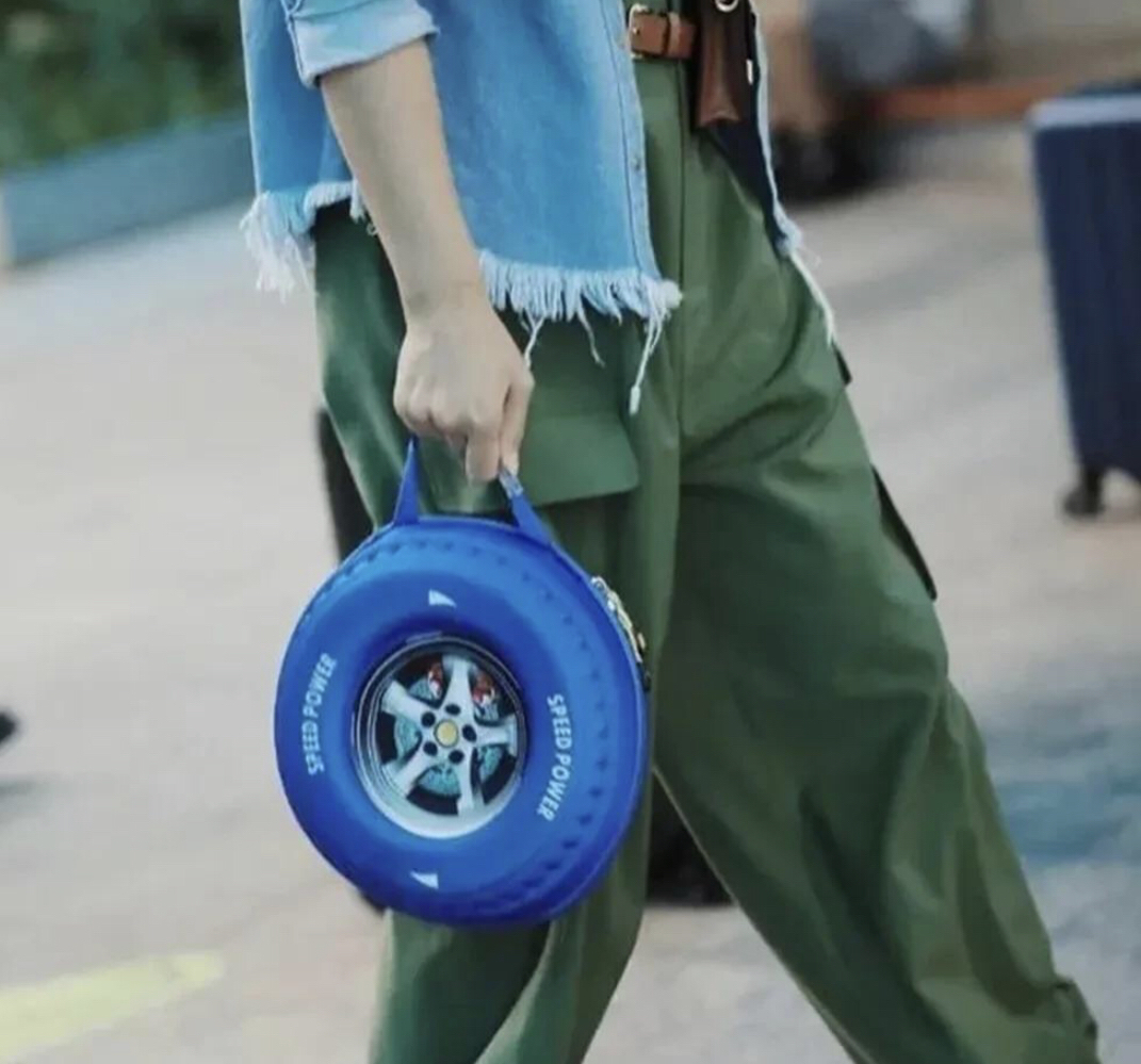 刘涛罕见换风格，牛仔衣配工装裤真时髦，手上拎个“车轮”太抢镜