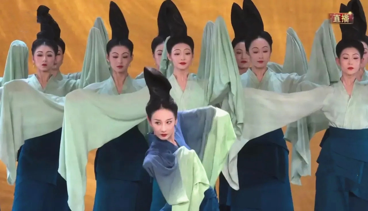 春晚国风舞刷屏，无可替代的国潮力量——孟庆旸《只此青绿》