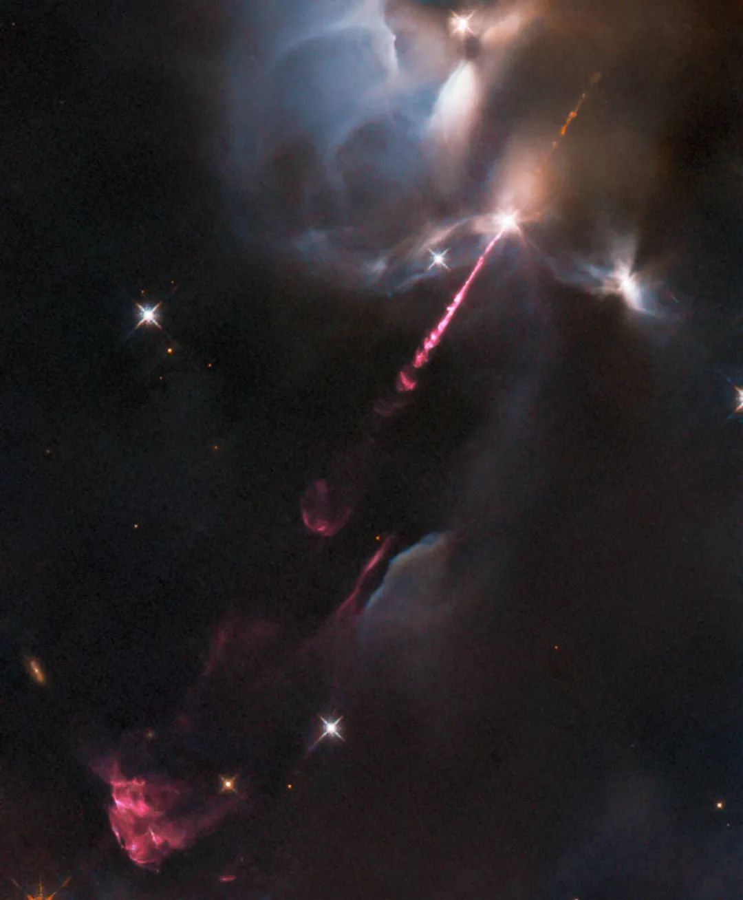 神秘光带刺破太空：猎户星云发生剧烈的能量爆发