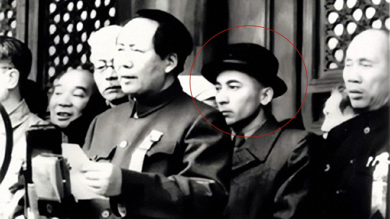 开国大典上，毛主席的身后站着一位头戴黑帽的男子，此人是谁？