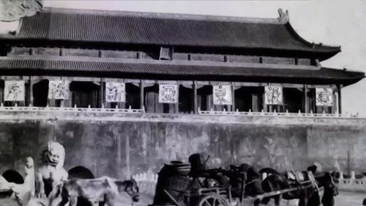 天安门城楼上，先后挂过12个人的画像，除了毛主席外，还有谁？