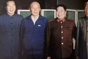 80年代，4位开国将军出席中央军委纪念活动时一起拍的照片