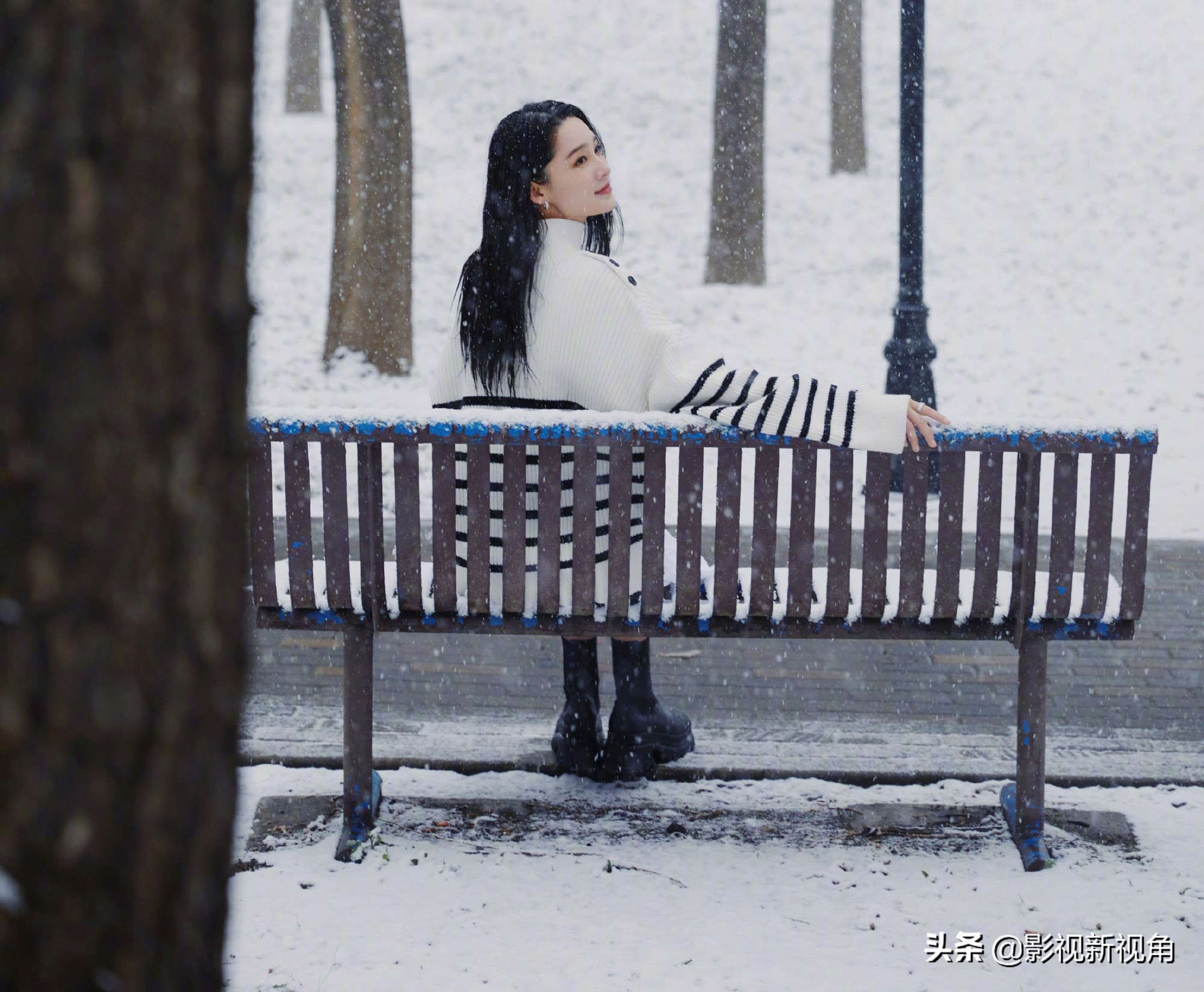 李沁站在雪中拍照，穿针织衫搭配半身裙，视觉效果不输国际大片