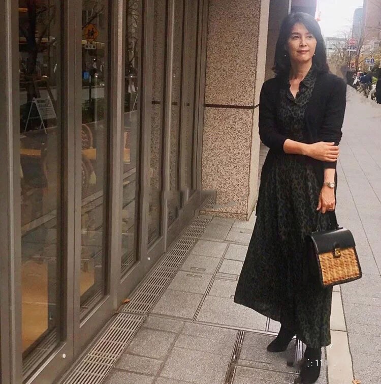 优雅到骨子里的日本妈妈：穿衣简单不扮嫩，却把50岁穿成30岁