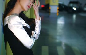 杨紫拍停车场写真 穿修身开衩裙秀身材