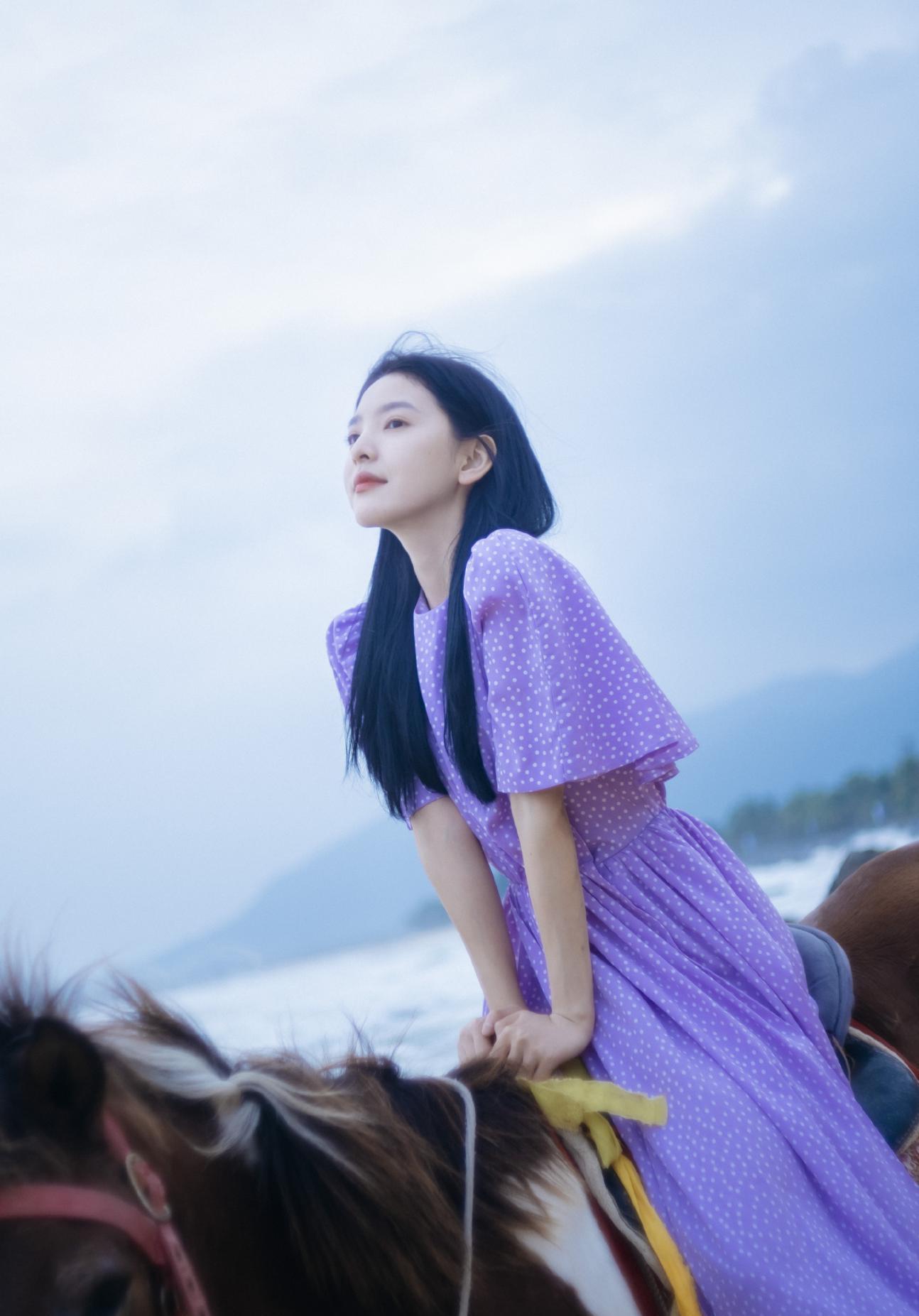 章若楠浪漫的紫色波点裙将她的温柔风范最大程度地展现，美出了新境界-爱读书