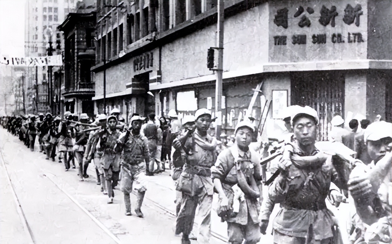 1949年人民币推行受阻物资告急，毛主席点将陈云：不亚于淮海战役
