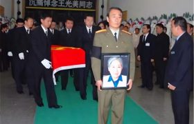 2006年王光美追悼会细节：刘源手捧遗像，2位特殊客人失声痛哭