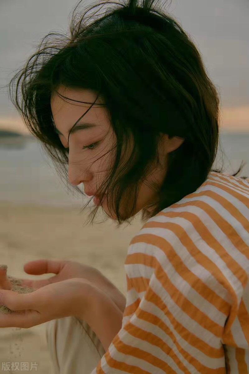 张子枫拍摄《向往的生活》综艺写真人生如焰火般璀璨浪漫