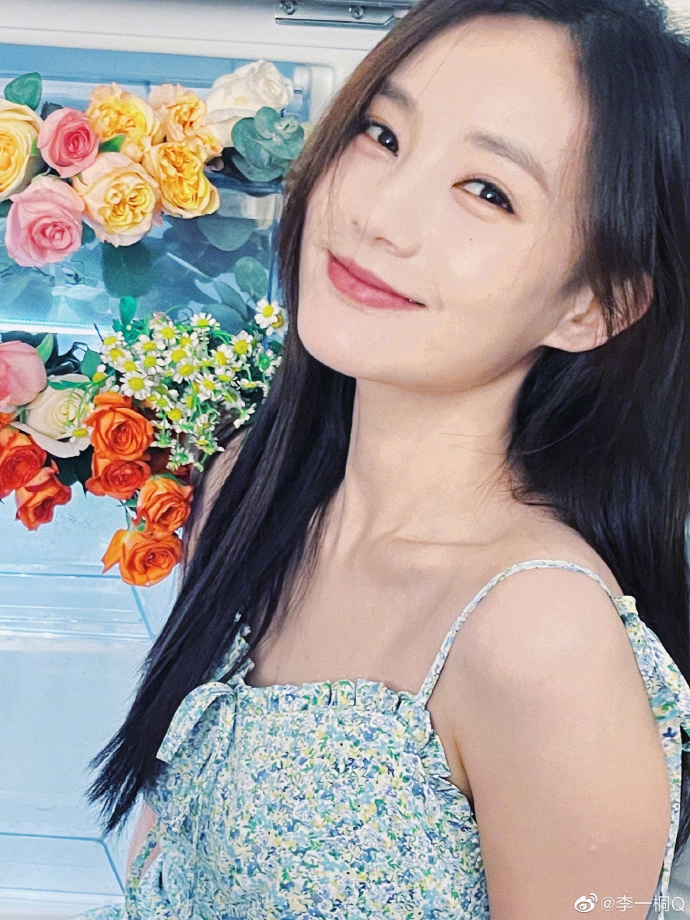 李一桐社交平台晒出一组美照，有花朵相称，但不及她的笑容甜美可爱-爱读书