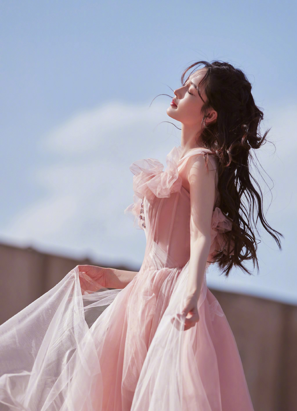 李沁一袭轻盈飘逸的粉红纱裙，美得刚刚好
