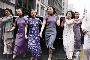 民国老照片｜华裔美女在美国街头宣传抗日，旗袍美女气质上佳
