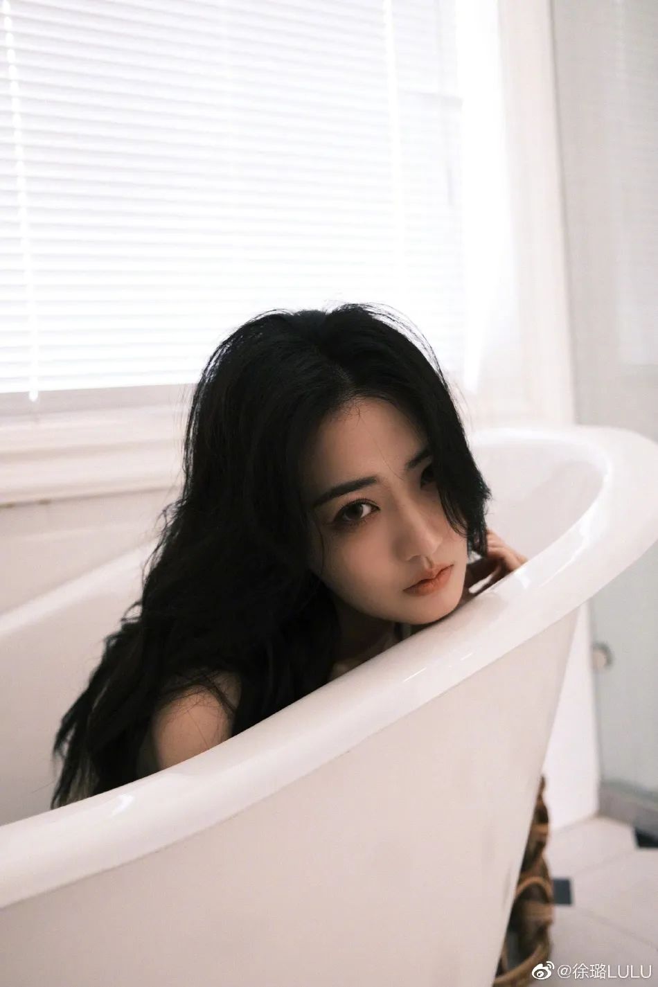 徐璐在微博分享了一组浴缸中的性感美照，美艳动人-爱读书