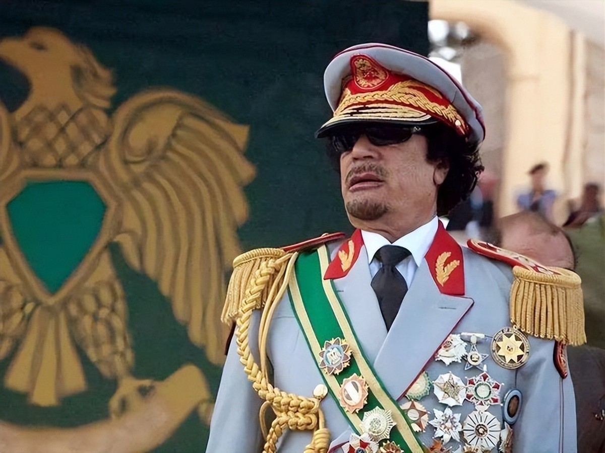 卡扎菲五子临死前状态：单手夹香烟、大口喝矿泉水，淡定回怼叛军