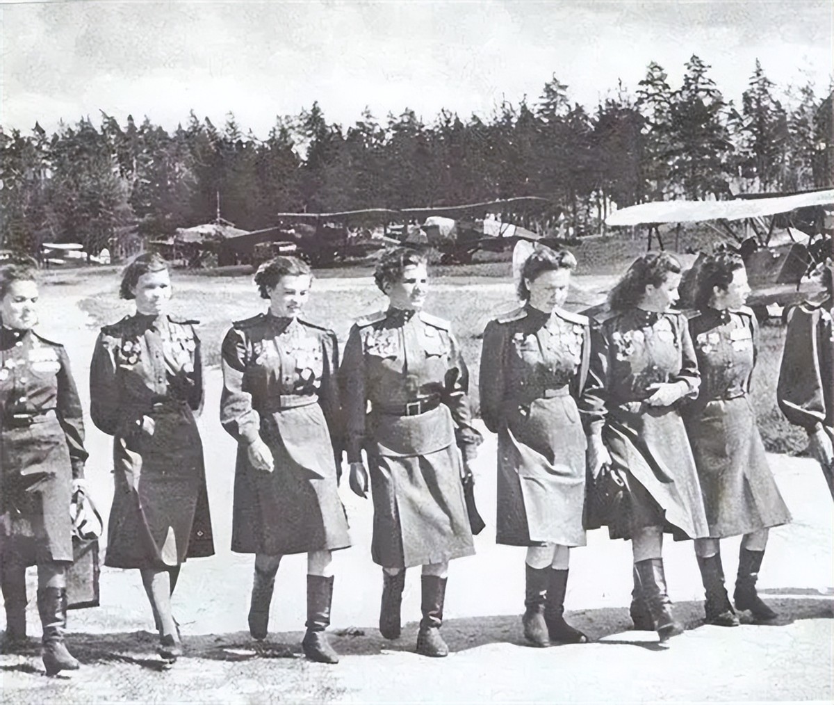 二战期间，苏联女兵剪头发，惹出一笑话
