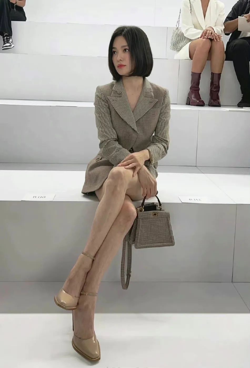 韩国女星宋慧乔短发配套装大秀长腿！肤白貌美性感撩人