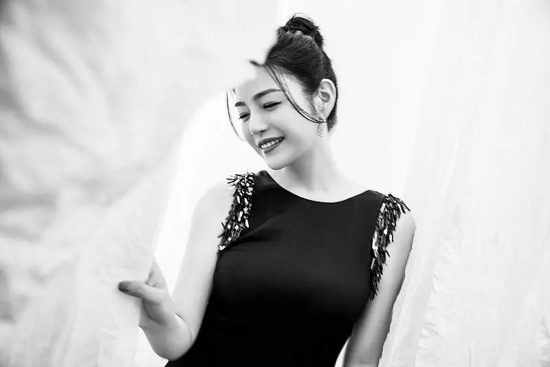 陈妍希身穿黑色礼服大秀美背！雪肤玉貌美得不可方物