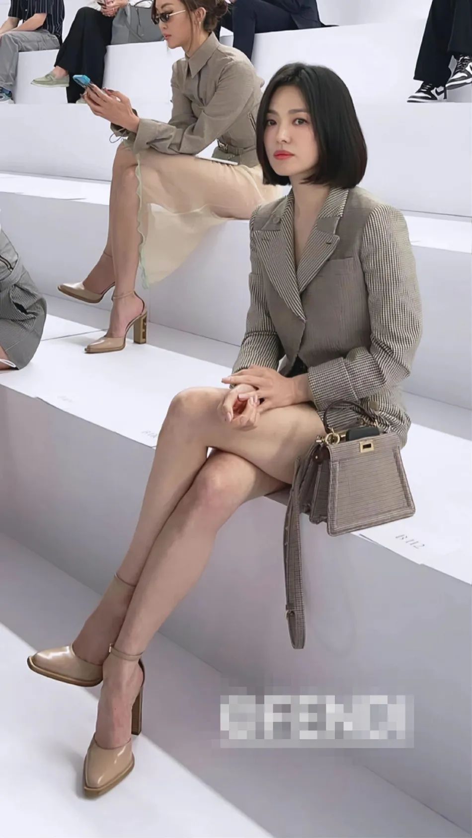 韩国女星宋慧乔短发配套装大秀长腿！肤白貌美性感撩人