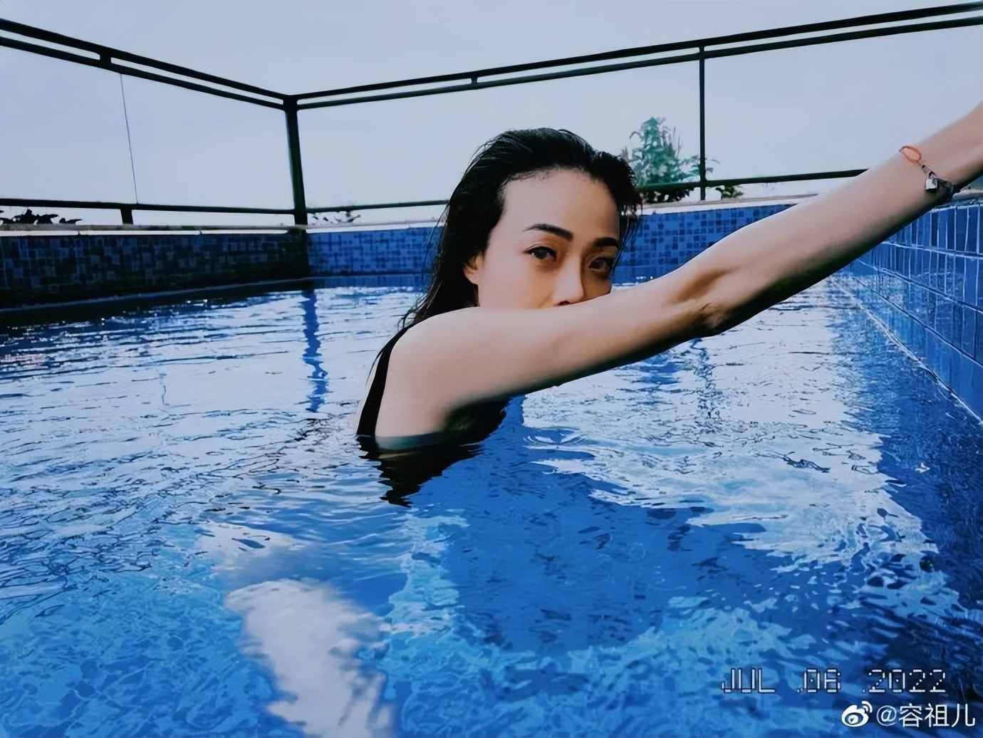 香港女星容祖儿晒泳装美图超美艳！曼妙身材太性感迷人