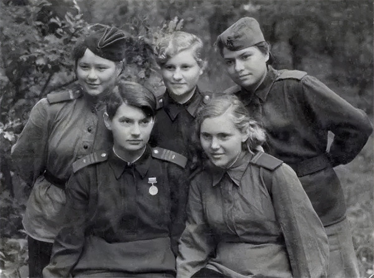 二战期间，苏联女兵剪头发，惹出一笑话