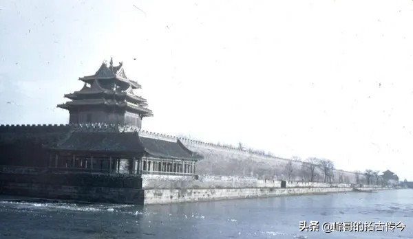 老照片：1946年的北京风貌，紫禁城荒凉冷清，街道上行人稀少