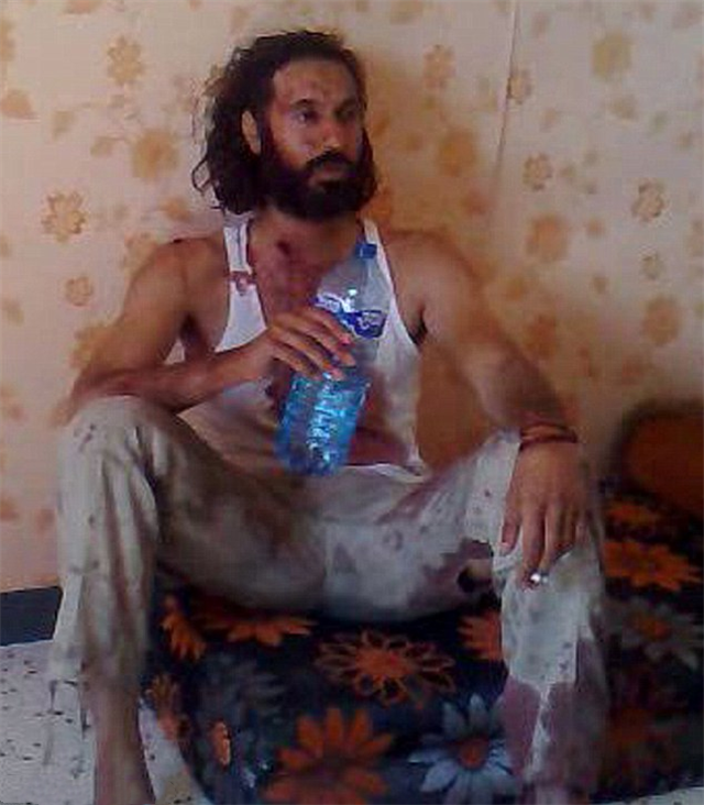 卡扎菲五子临死前状态：单手夹香烟、大口喝矿泉水，淡定回怼叛军