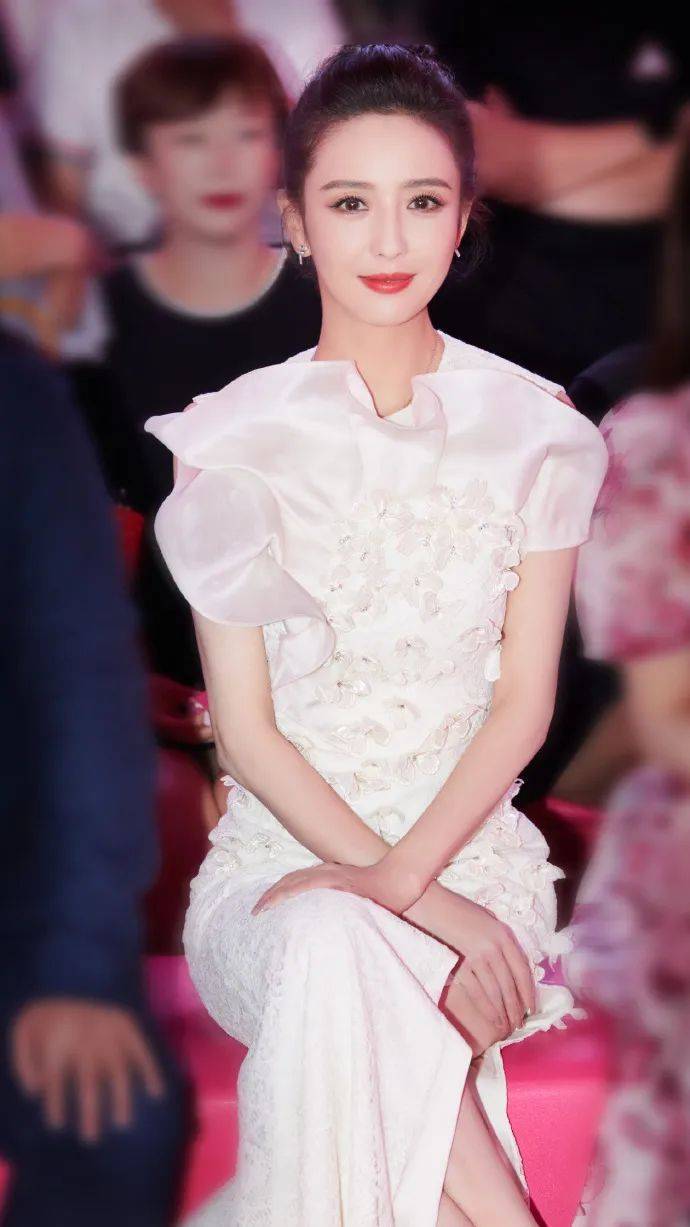 佟丽娅写真身穿白色长裙，秀发梳成了丸子头，置身粉色玫瑰花海中-爱读书