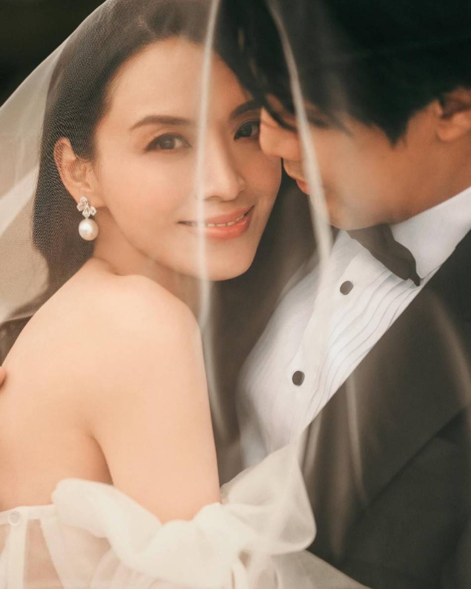 陈炜在社交平台分享一组和老公的婚纱照，身穿着白色深V透视长裙-爱读书