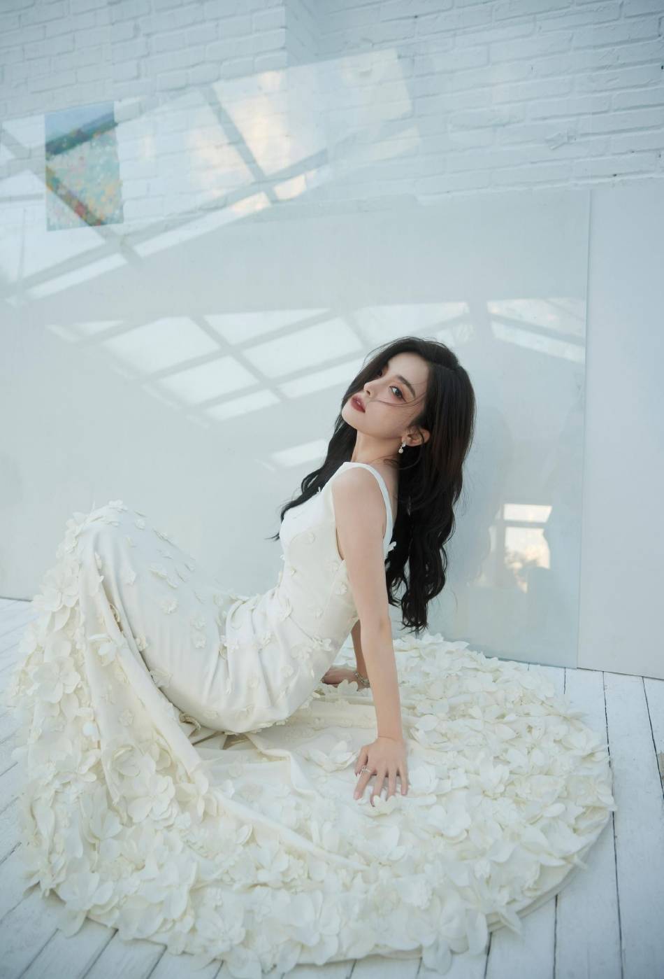 古力娜扎身穿一袭白色立体花朵仙女裙，颜值和身材都不错-爱读书