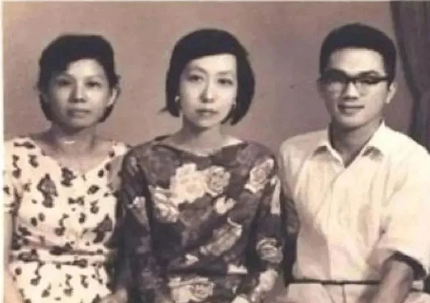 1961年10月15日，张爱玲访问台湾，与作家王桢和（右）及其母亲（左）合影。
