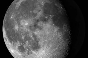 分析了“嫦娥5号”探测器带回的月球物质样本后，获得了一个“颠覆性”发现