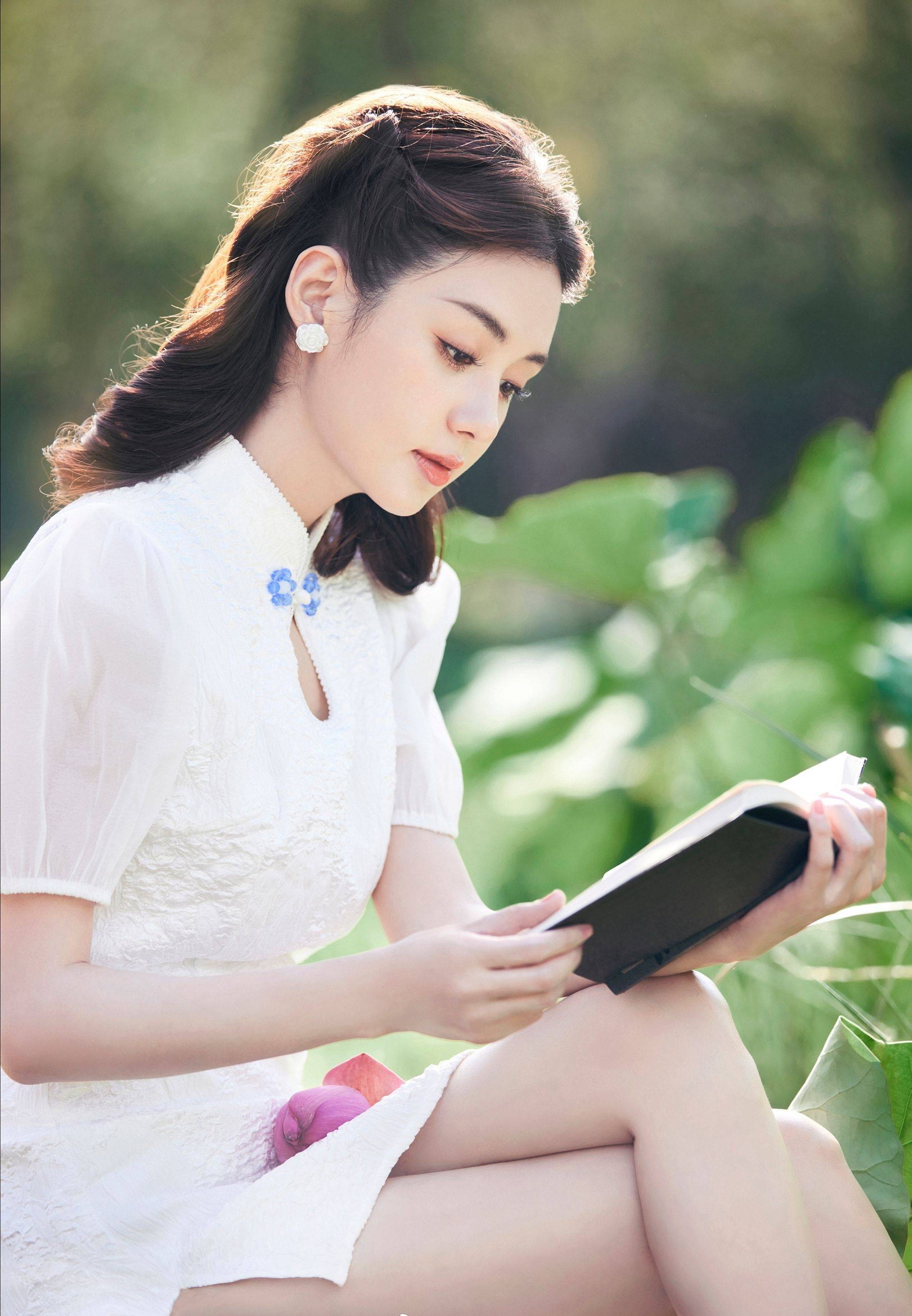 郑合惠子优雅恬静写真，白色旗袍衬托出婀娜身姿-爱读书