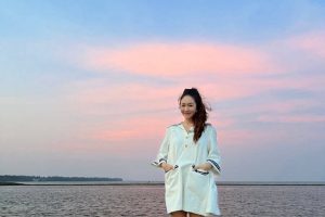 郑秀妍在个人社交平台晒出了一组海边晚霞随拍，与粉色云彩同框