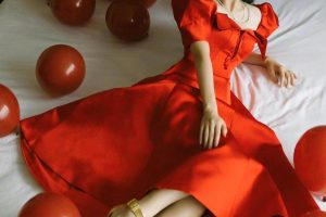 张萌穿上一条时髦优雅的红色泡泡袖连衣裙，高贵中又不乏性感的气质