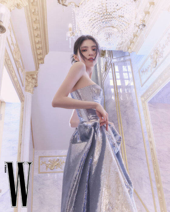 韩国女艺人韩素希的最新杂志写真，曼妙身材尽显无遗
