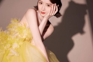 毛晓彤分享一组小年晚会造型写真，身穿黄色抹胸长裙，既少女感十足，又性感撩人