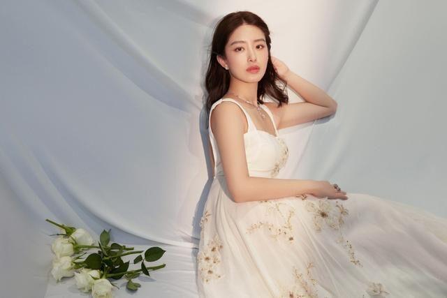 杨采钰最近这身白裙穿搭，呈现出了熟女既优雅又性感的一面