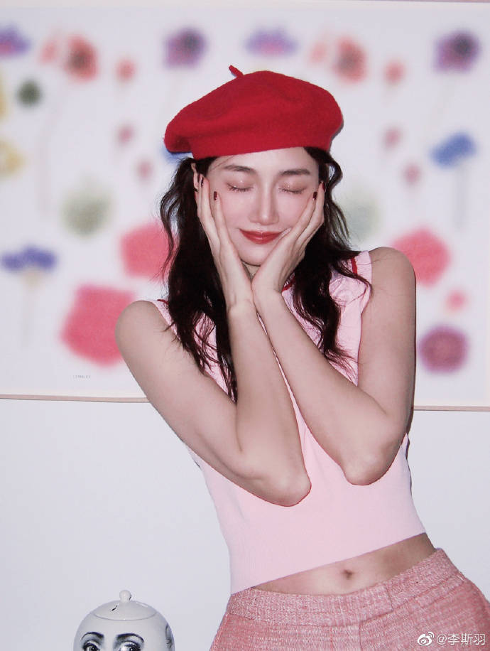 女主播李斯羽发布了一组靓丽写真，身穿浅粉色无袖背心，搭配粉色长裤和小红帽