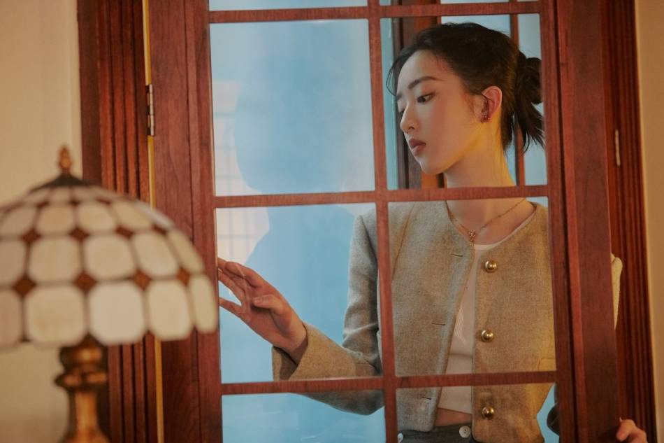邓恩熙平遥国际电影展开幕特别活动写真，身着香槟色套装，造型温婉甜美