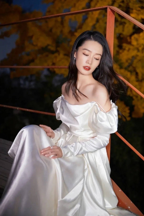 李沁身穿白色宫廷风长裙，贵气与甜美自然融合