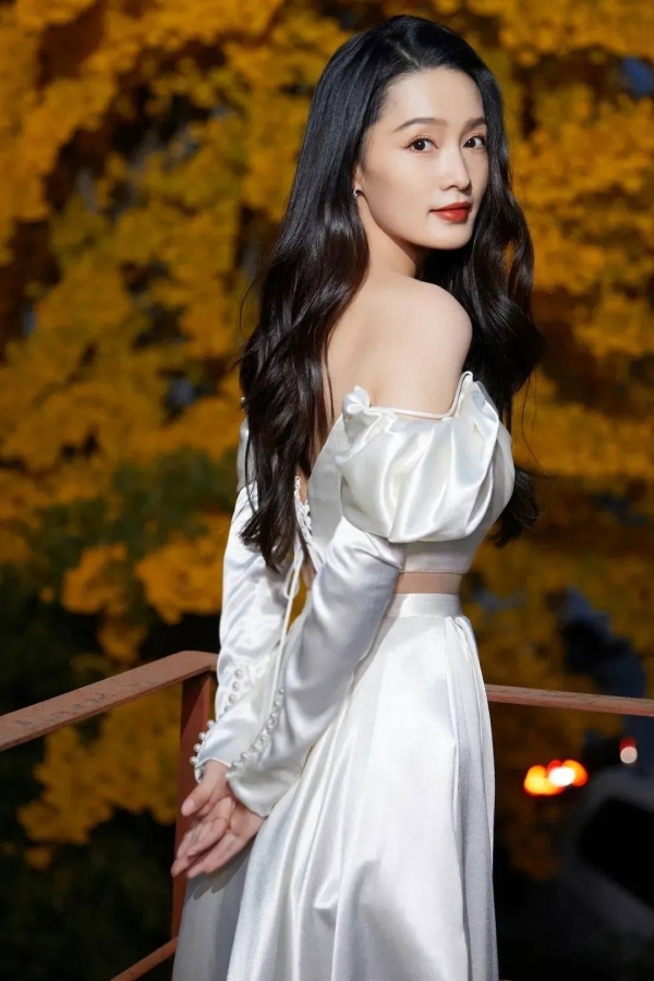 李沁身穿白色宫廷风长裙，贵气与甜美自然融合