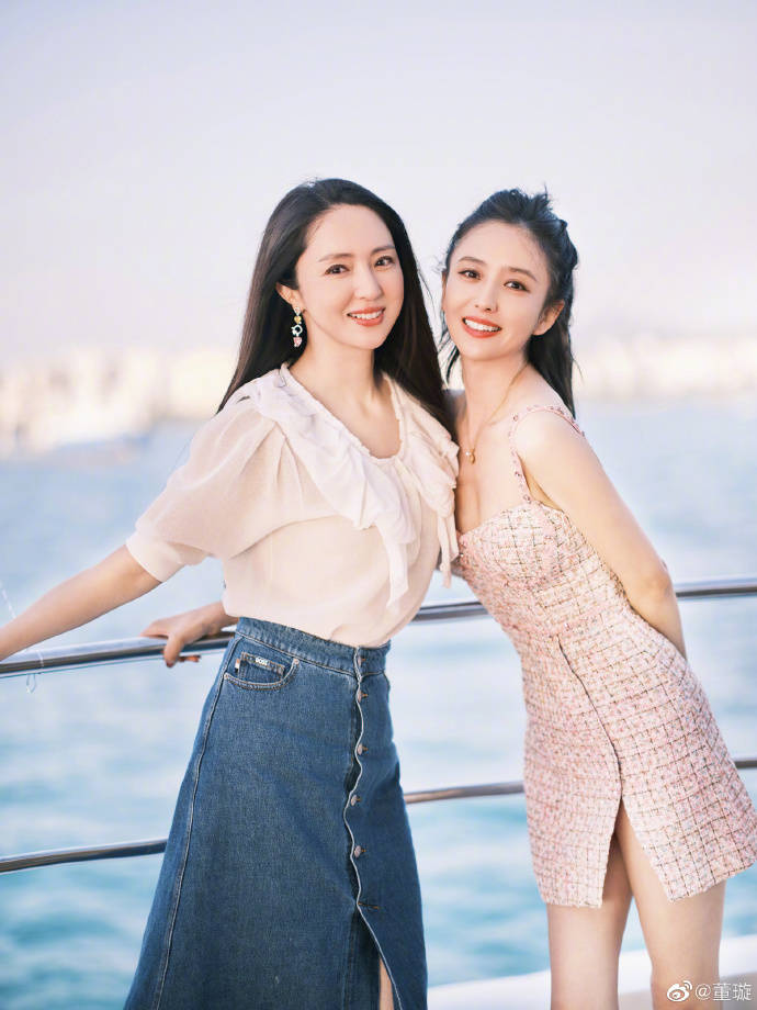 董璇在微博分享与佟丽娅合照，两大美女绝对养眼