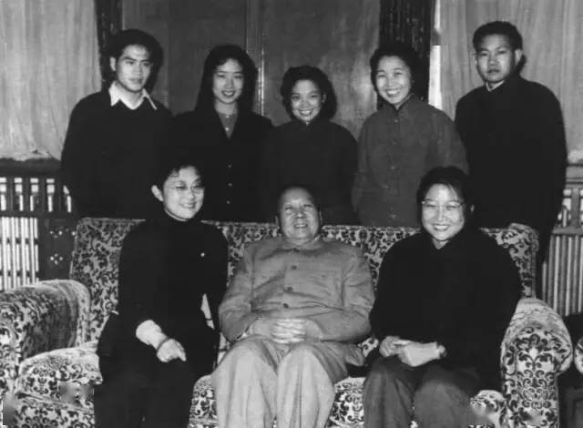 老照片：60年代毛主席和家人一张罕见的留影-爱读书