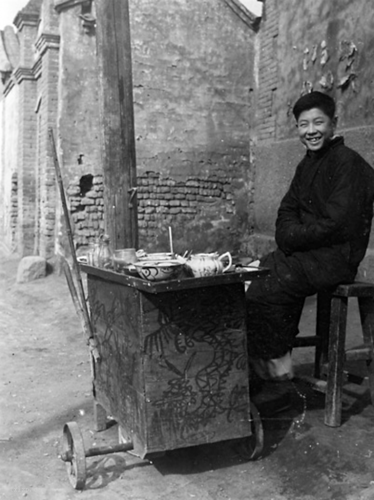 老照片：1940年时的北京胡同生活-爱读书